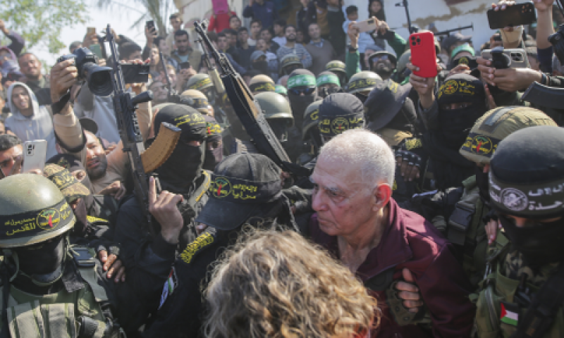 גדי מוזס מוקף במחבלי חמאס בח'אן יונס [צילום: ג'האד אלשרפי/AP]
