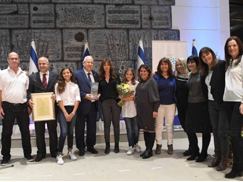 נשיא המדינה ראובן (רובי) ריבלין עם הזוכים מבית הספר שקט רעננה [צילום: מארק ניימן/ לע"מ]