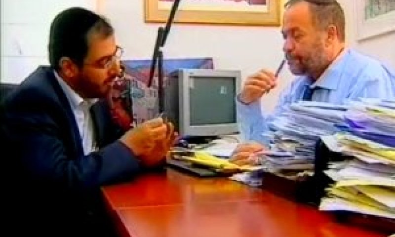 עו"ד נפתלי ורצברגר ומוטי לביא. תביעה ייצוגית [צילום: ערוץ 2]
