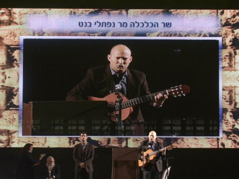 בנט והגיטרה [צילום: פלאש 90]