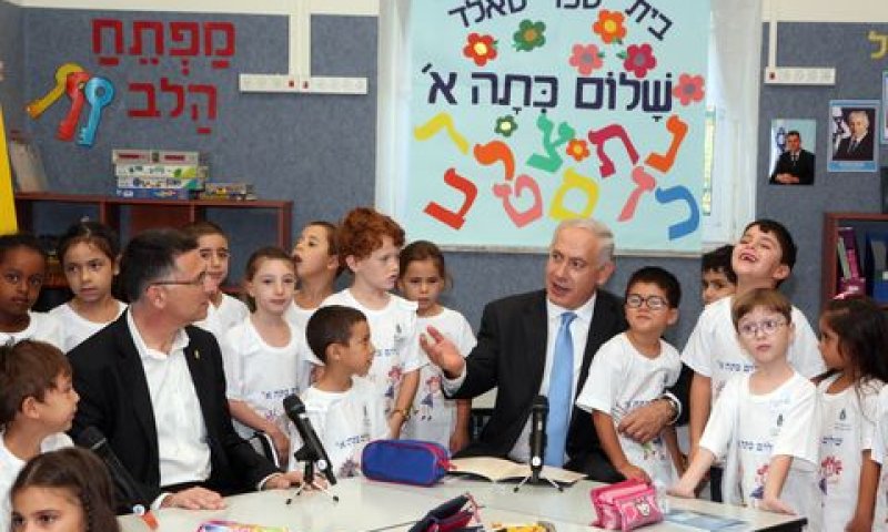 נתניהו ושר החינוך סער בבית ספר בירושלים [צילום: ששון תירם]