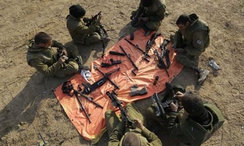 מנקים את הנשק [צילום: AP]