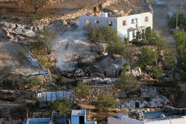 בית ושתי מכוניות שהוצתו בכפר פלשתיני [צילום: ויסאם השלמון/פלאש 90]