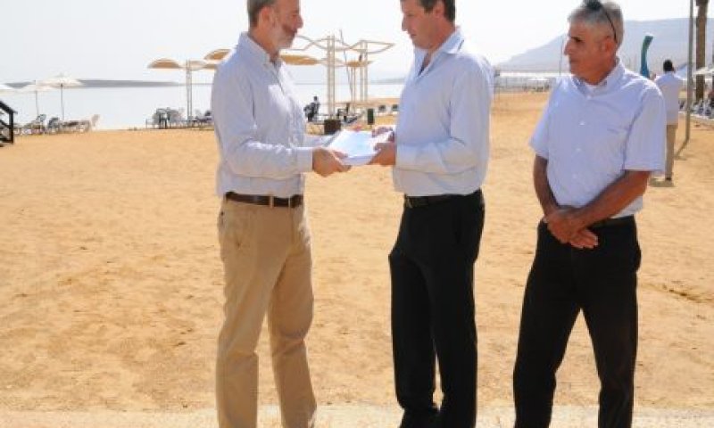 שר התיירות מקבל לידיו את הדו''ח [צילום: מוטי אברג'יל]