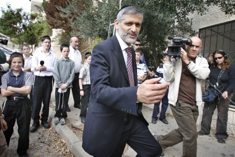 יו"ר שס אלי ישי מחוץ לביתו היום [צילום: פלאש 90]