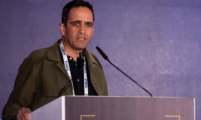 אלמוג בוקר. נפרד מחבר [צילום: יונתן זינדל/פלאש 90]