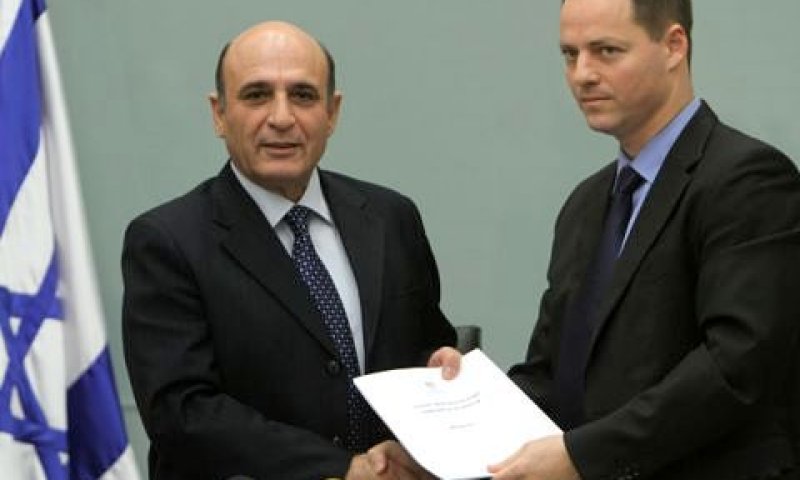 פלסנר מגיש את הדוח למופז [צילום: פלאש 90]