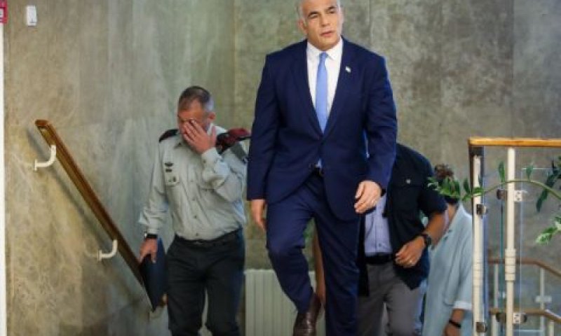 לפיד בכניסה לישיבת הממשלה [צילום: מרק ישראל סאלם/פול פלאש 90]