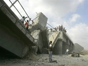 גשר הרוס לאחר תקיפת צה"ל מהאוויר