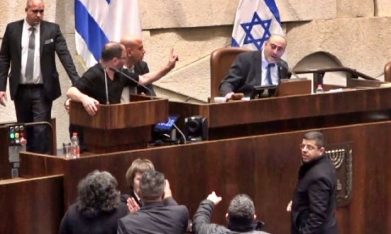 ח"כ כסיף, רגע לפני שסולק מן הדוכן במליאה [צילום: ערוץ כנסת]