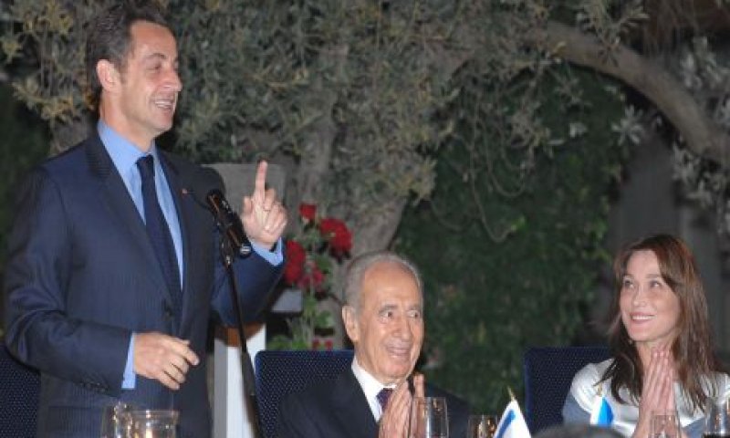 הזוג סרקוזי בבית הנשיא ביוני 2008 [לע"מ]