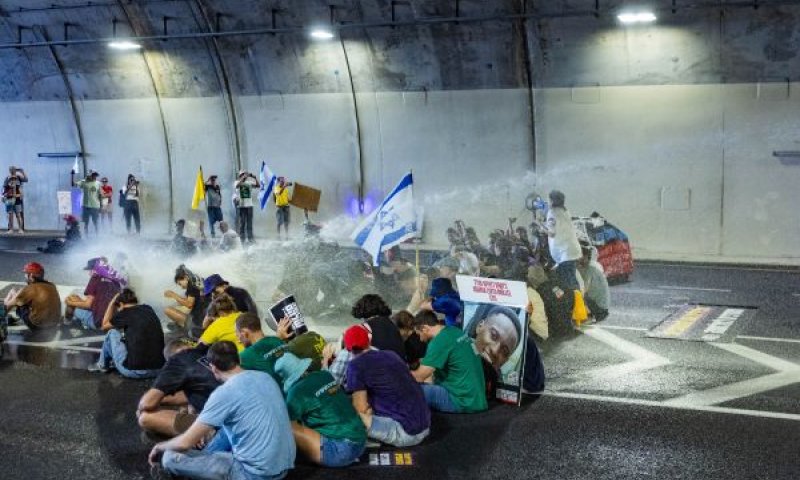 מפגינים מעטים חוסמים כביש בירושלים חסימת כביש [צילום: חיים גולדברג/פלאש 90]
