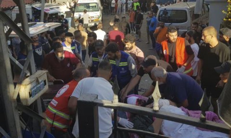 פינוי אחד הפצועים שנפגע בפניו [צילום: AP]