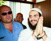 בן-ברוך מובל לחופתו ע"י "חבר"