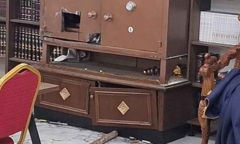 החור בארון הקודש [צילום: דוברות המשטרה]