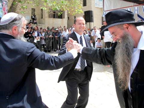 ברקת. רוקד על מדרגות ביהמ"ש העליון [צילום: פלאש 90]