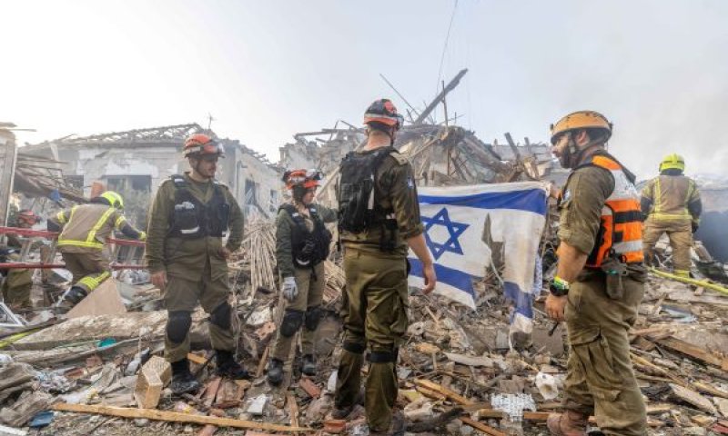 זירת נפילת טיל אירני ברחובות [צילום: יוסי אלוני, פלאש 90]