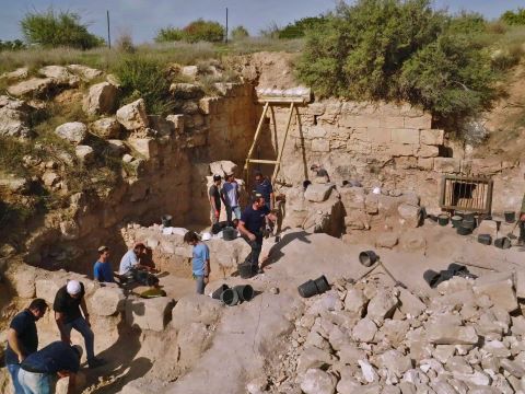 עבודות חפירת חצר המערה [צילום: אמיל אלג'ם, רשות העתיקות]