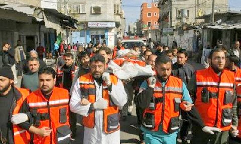 הפלשתינים נושאים את גופת ההרוגה [AP]