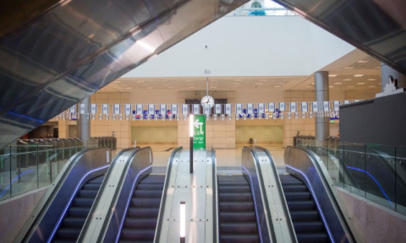 דרגנועים שוממים בתחנת הרכבת נבון בירושלים [צילום: יונתן זינדל/פלאש 90]