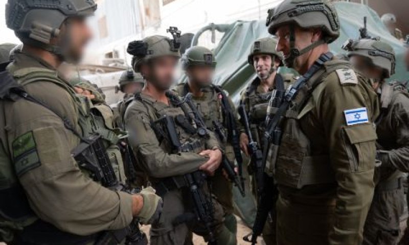 הלוי עם לוחמים ברצועה [צילום: דובר צה"ל]