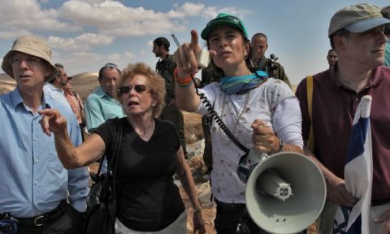 נשים בירוק בפעילות שגרתית. מימין במרכז: נדיה מטר ראש התנועה [צילום: פלאש 90]
