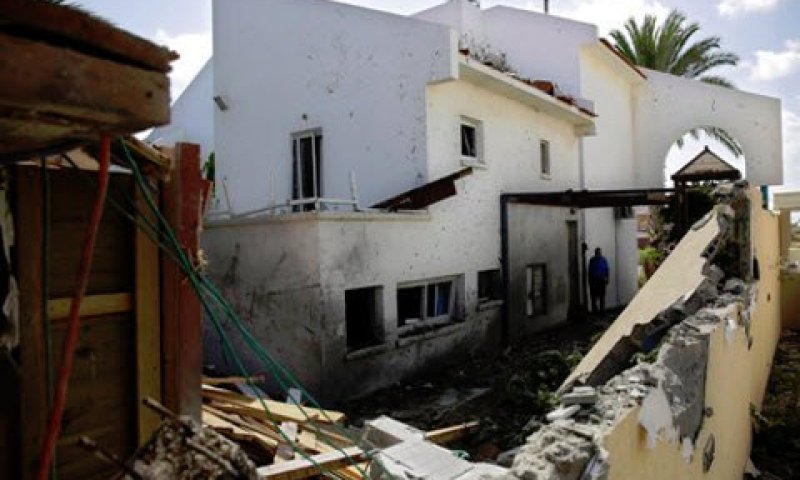 פגיעה בבית באשקלון במהלך צוק איתן [צילום: AP]