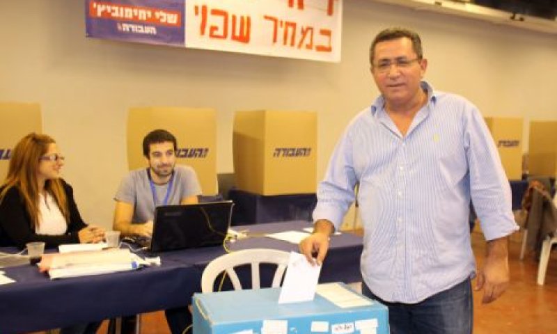 עופר עיני מצביע. עכשיו כולם מחייכים [צילום: פלאש 90]