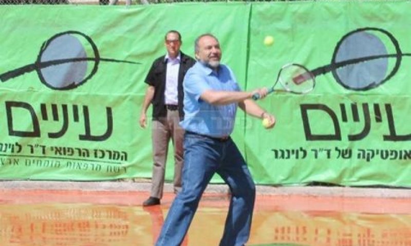 ליברמן במשחק טניס [צילום ארכיון: לרנר תקשורת]