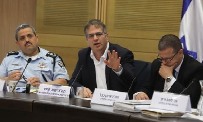ח"כ איתן כבל, ח"כ יואב קיש, המפכ"ל רוני אלשיך [צילום: יצחק הררי, דוברות הכנסת]