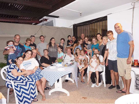 ישכה שדמי בחוג המשפחה [צילום: באדיבות המשפחה]