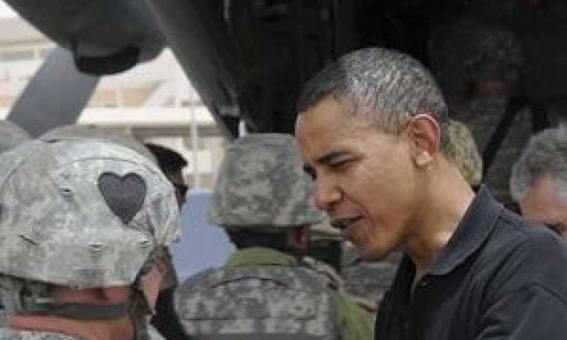 אובמה מבקר בבסיס אריפג'אן ביולי 2008 [צילום: AP]