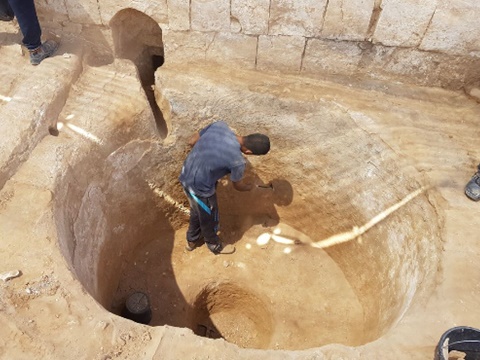 עבודות החפירה במבנה [צילום: טלי גיני, רשות העתיקות]