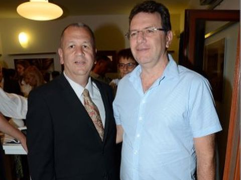 איתן גולדמן עם מיקו צרפתי יו"ר ועד עובדי חשמל [צילום: אביב חופי]
