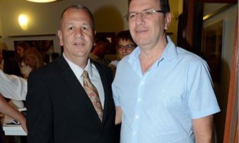 איתן גולדמן עם מיקו צרפתי, יו"ר ועד עובדי חברת חשמל [צילום: אביב חופי]