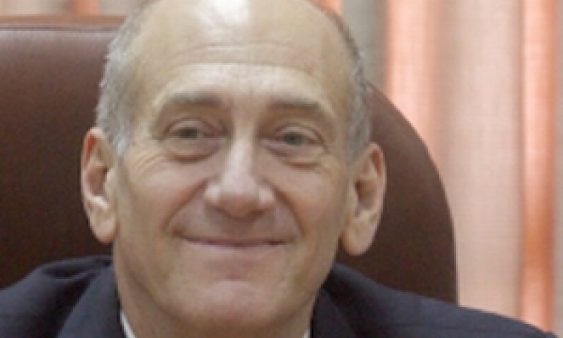 מחלק פרסים. אולמרט [צילום: פלאש 90]