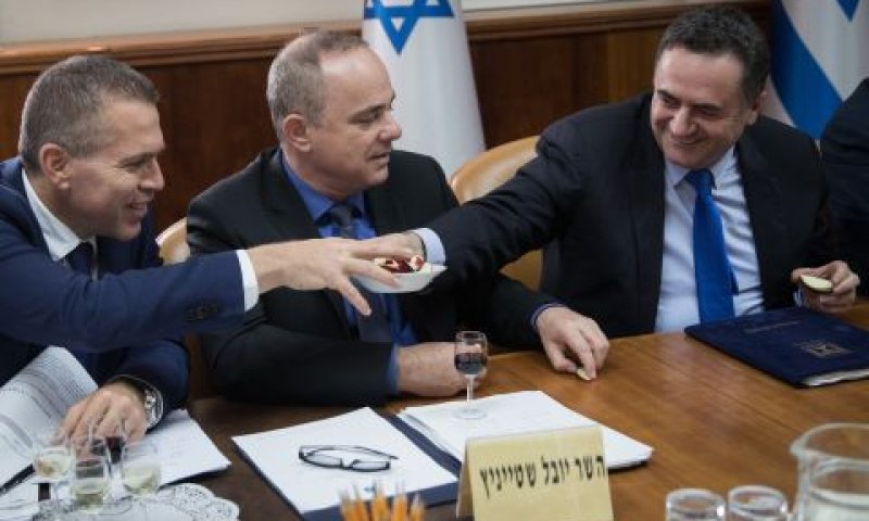 שרי הממשלה מתענגים על תפוח בדבש [צילום: הדס פרוש/פלאש 90]