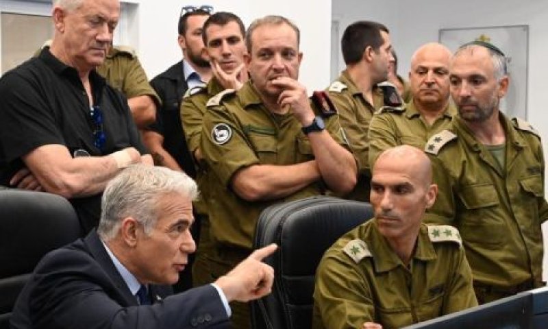 לפיד עם קציני צבא [צילום אילוסטרציה: אריאל חרמוני]
