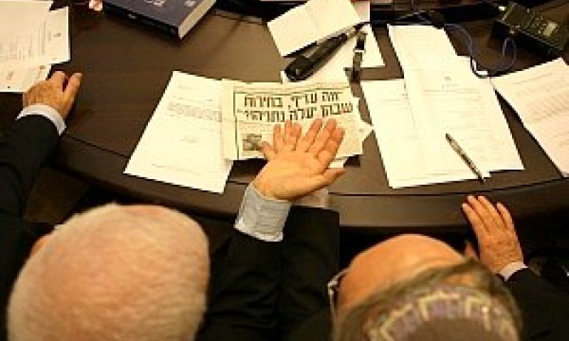 זבולון אורלב ומיכה לינדנשטראוס מסתכלים בכתבה על דברי דרור בנושא נתניהו המונחת לפניהם [צילום: פלאש 90]