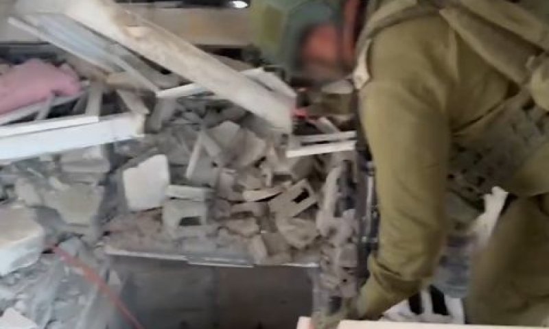 לוחם גוהר מעל פתח מנהרה [צילום: דובר צה''ל]