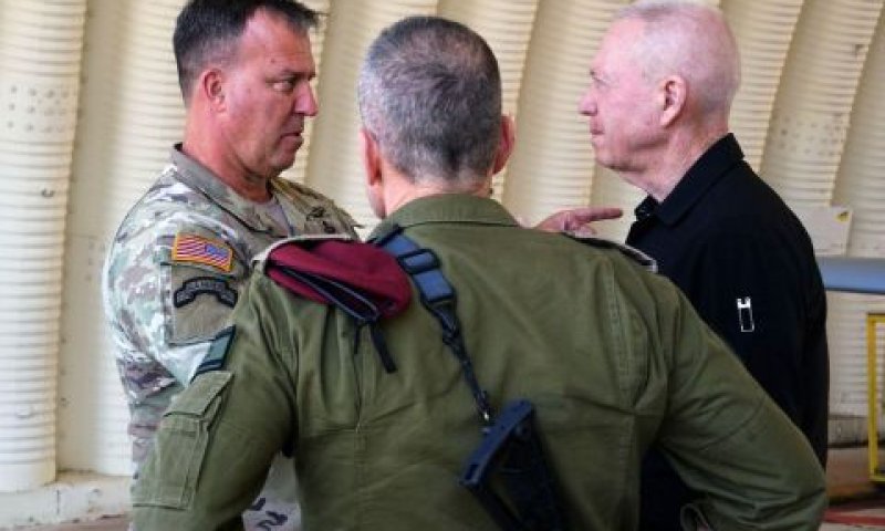 השר גלנט, הגנרל קורילה. "כתף לכתף" [צילום: אריאל חרמוני, משרד הביטחון]