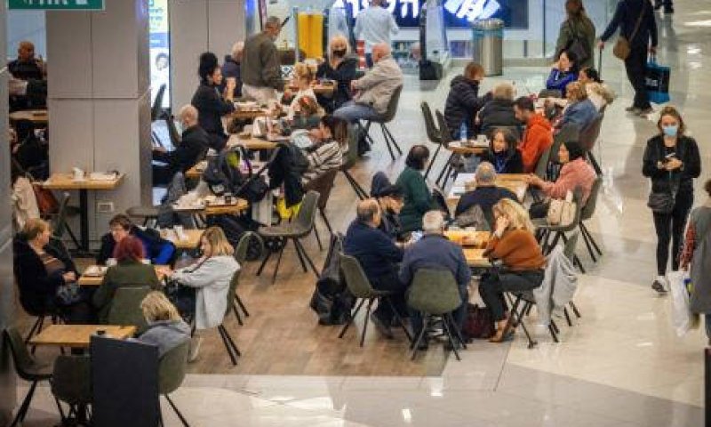 קניון. לא ניתן לאכול במקום [צילום: יונתן זינדל/פלאש 90]