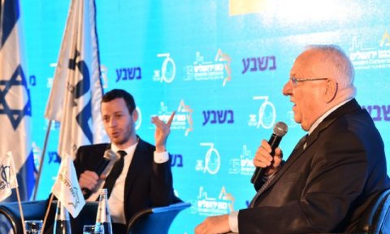 ריבלין. חי בצד הנכון [צילום: ישראל ברדוגו]