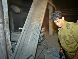 שוטר פלשתיני ליד שרידי אחת המחרטות [צילום: AP]