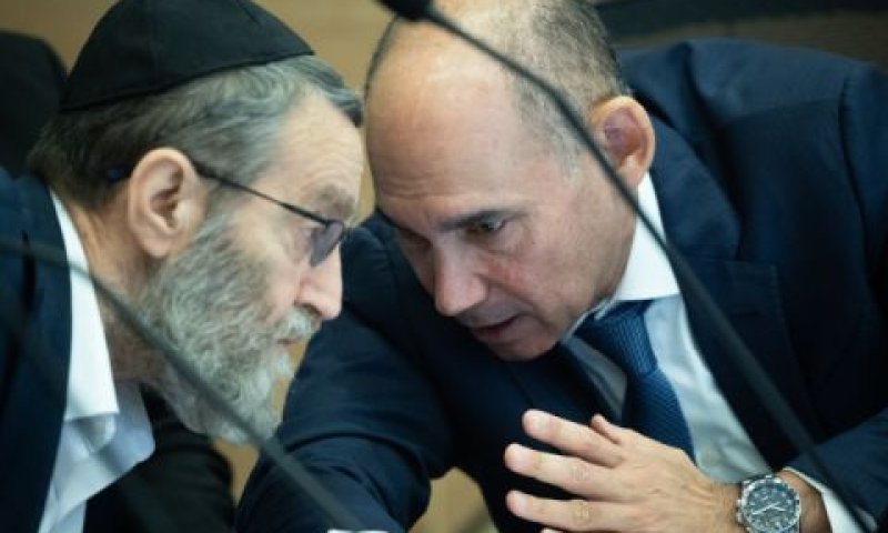 ח"כ גפני עם הנגיד אמיר ירון [צילום: יונתן זינדל/פלאש 90]
