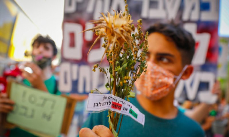 הפגנה נגד בנייה ברכס [צילום: אוליביה פיטוסי/פלאש 90]