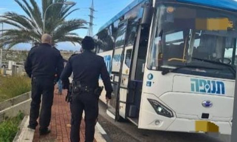 שוטרים ליד קו של חברת תנופה [צילום: דוברות המשטרה]