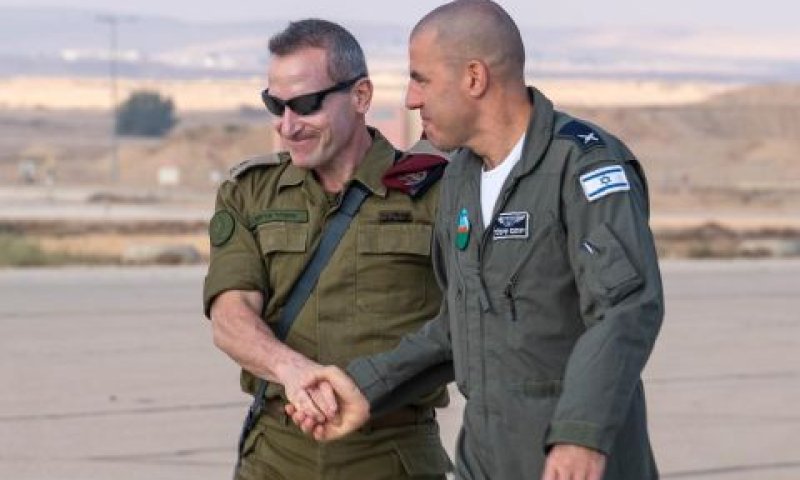 מב"ס נבטים יותם סיגלר עם סגן הרמטכ"ל אמיר ברעם [צילום: דובר צה''ל]