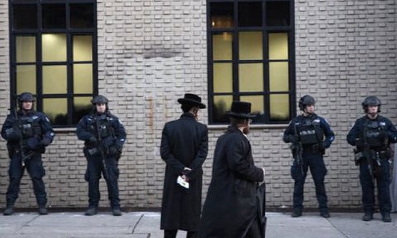 שטורים מחוץ לבית הכנסת בברוקלין [צילום: מארק לנינהאן/AP]