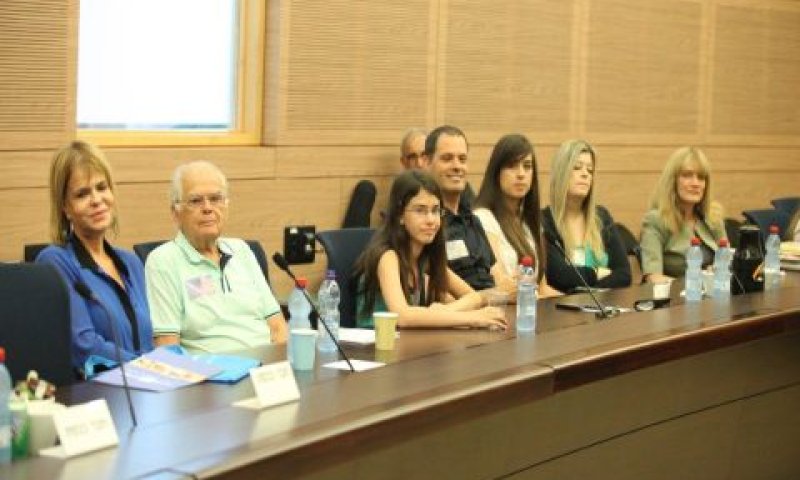 בני משפחתה של דבורה עומר ז"ל בדיון בוועדת החינוך [צילום: איציק הררי, דוברות הכנסת]